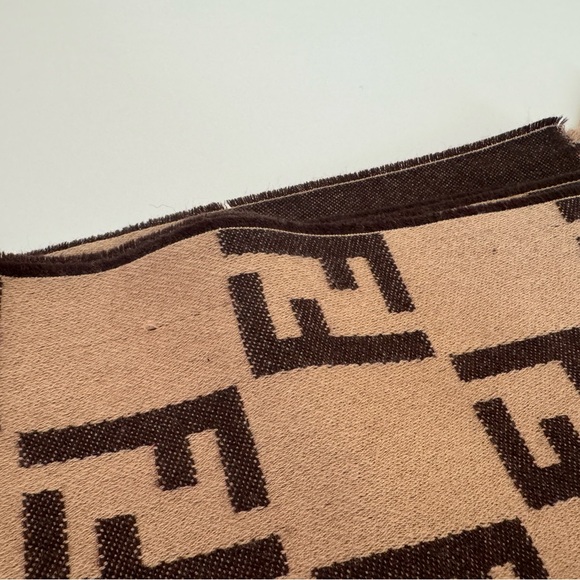 FENDI ZUCCA WOOL SCARF- REVERSIBLE WITH COA - Picture 9 of 10